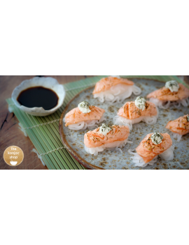 Sushi de salmón con nudos de konjac shirataki