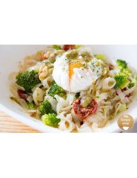 konjac noodles with broccoli and egg