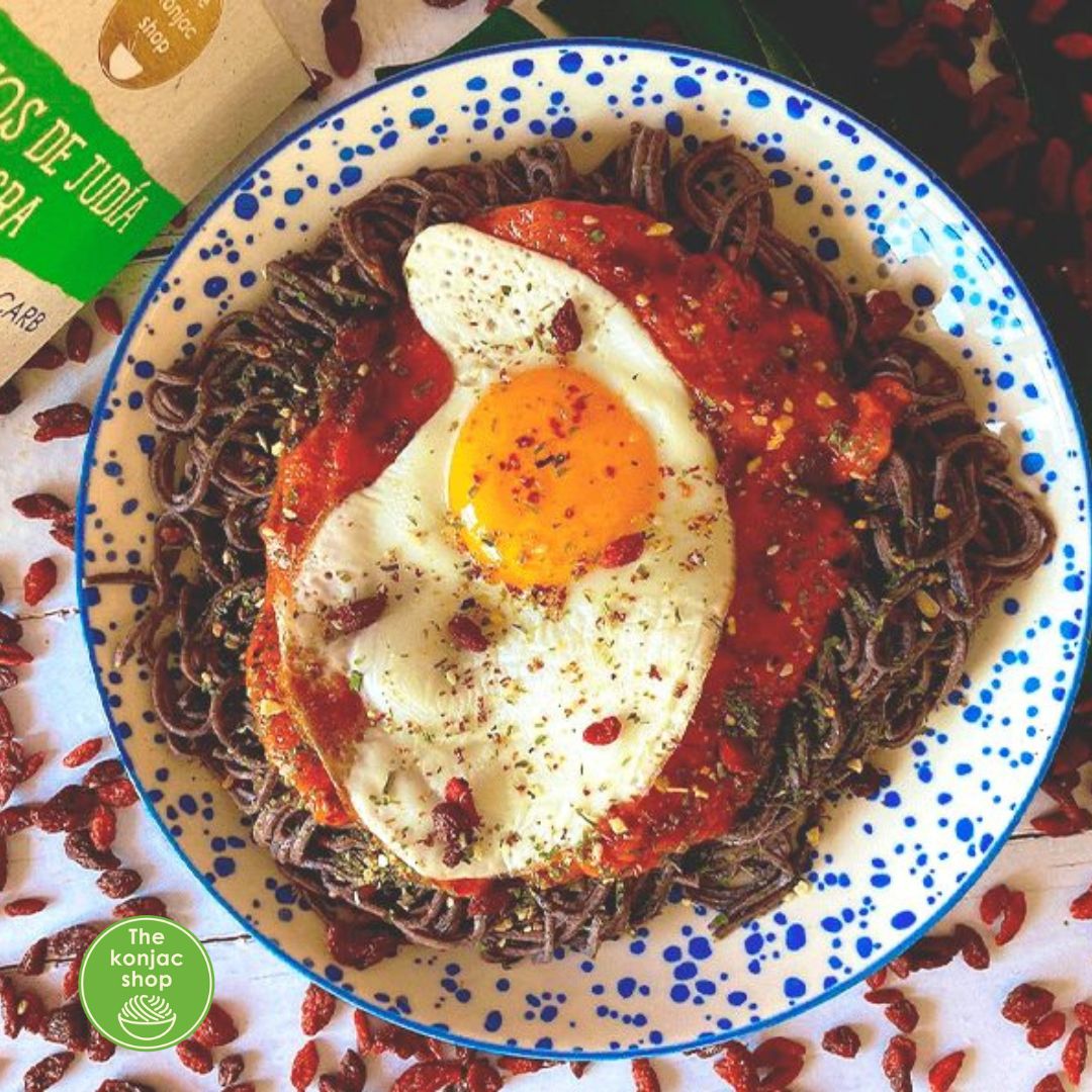 Fideos de judía negra con sofrito y huevo