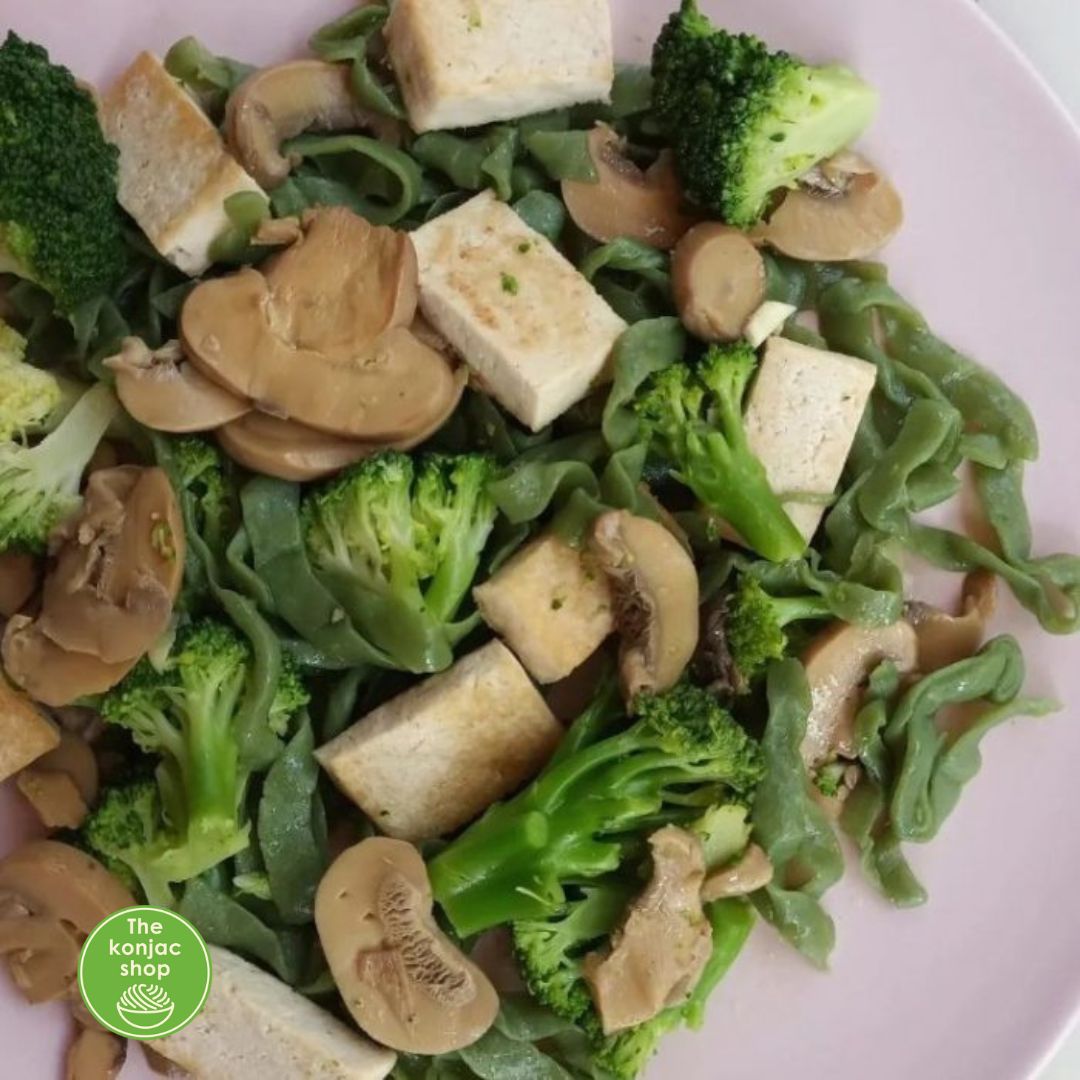 Konjac con champiñones, brócoli y tofu