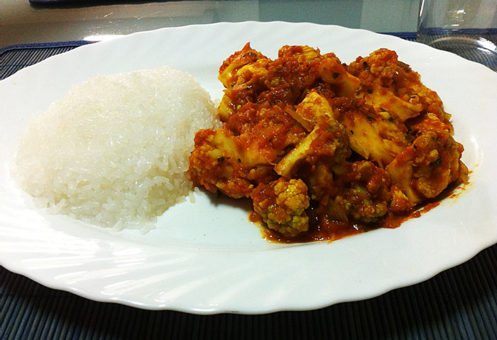 Arroz konjac com frango e vegetales com caril – 340kcal