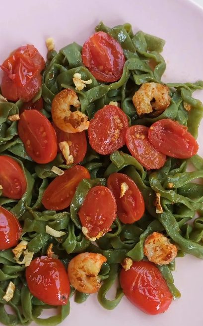 Tallarines de espinacas konjac con cherris y langostinos