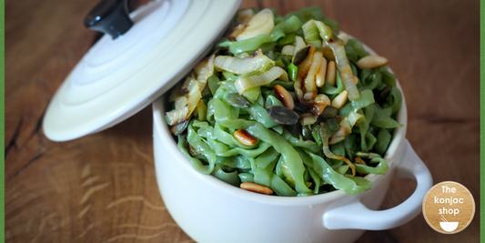 Tallarines konjac de espinacas con cebolla, frutos secos y aceite de trufa -420kcal