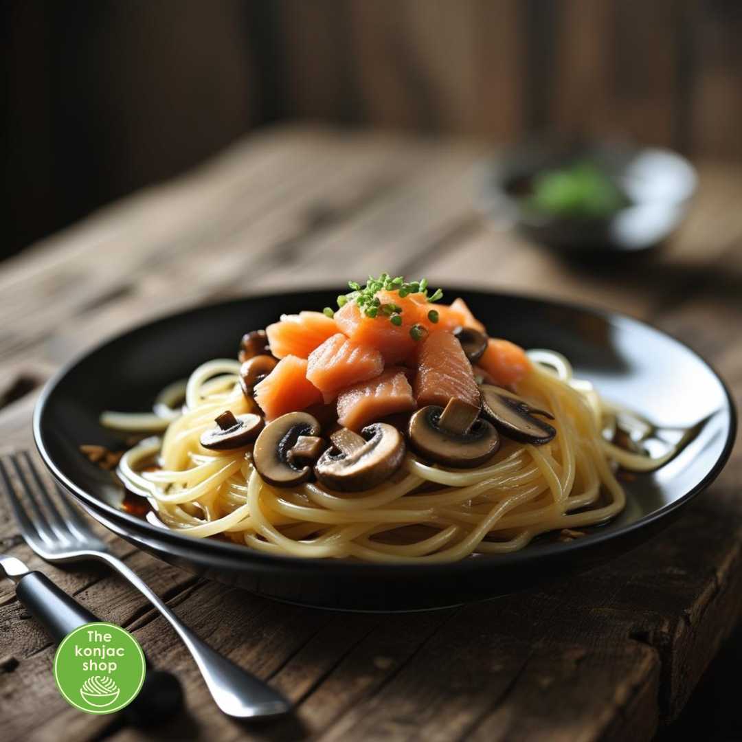 Espaguetis konjac con salmón, champiñones y salsa de soja – 135kcal