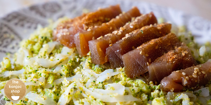 Fetuccine konjac con arroz de brócoli y tataki de atún – 300kcal