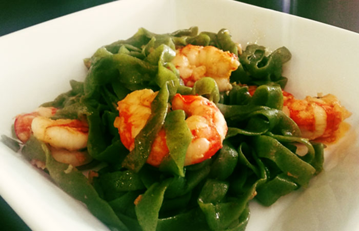Fetuccine de espinafre com camarãos – 315kcal