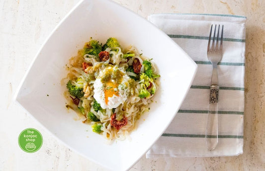 Tallarines konjac con brócoli y huevo escalfado