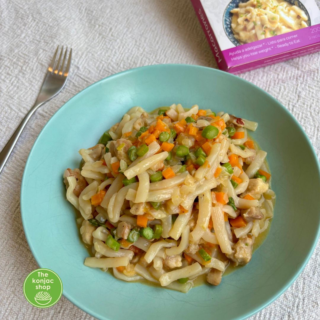 Macarrones de konjac con ragú blanco de pollo y verduras