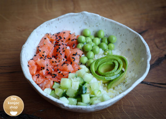 Poke bowl de salmón y arroz konjac – 450kcal