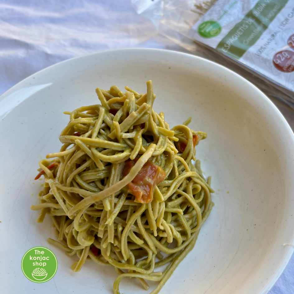 Espaguetis de judía verde con salsa de calabacín y tomate