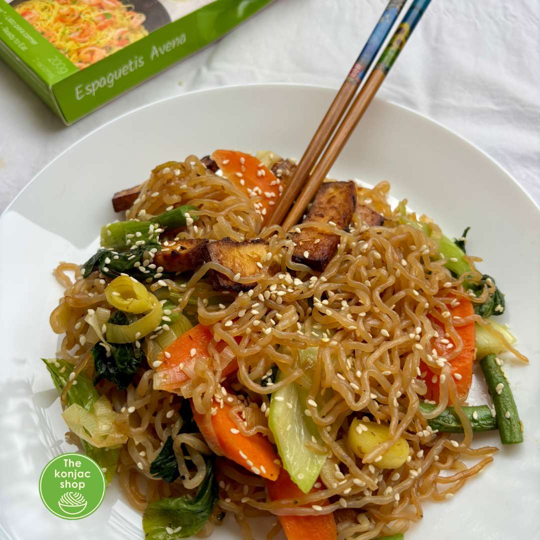 Wok de verduras y tofu ahumado con fideos de konjac de avena