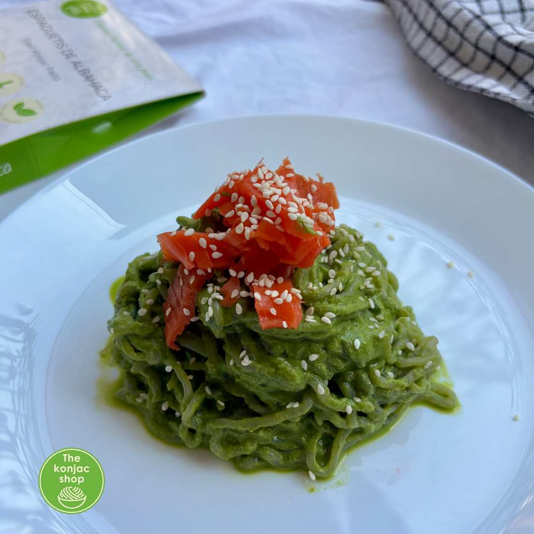 Espaguetis de albahaca con pesto de aguacate y salmón ahumado