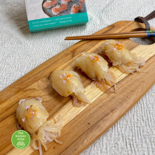 Nigiri de vieira con ralladura de mandarina y flor de tomillo