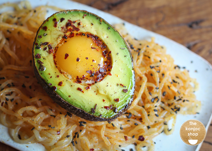 Aguacate relleno con fideos Ras el Hanout – 556kcal