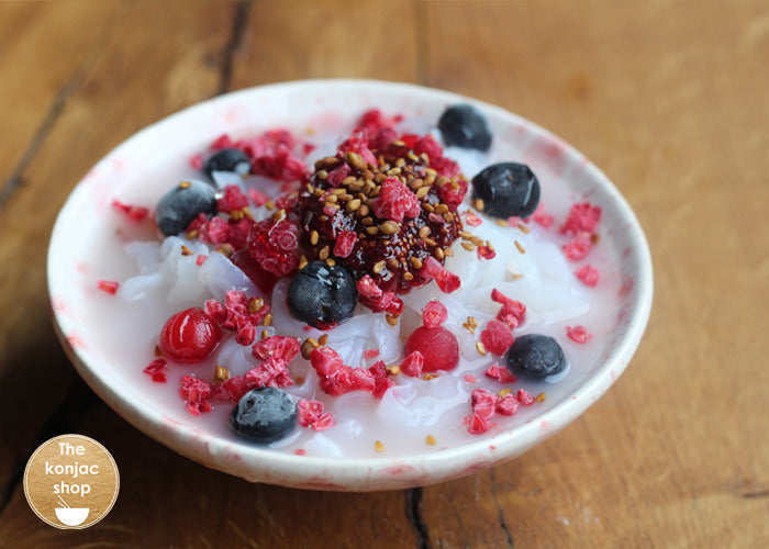 Sopa vegana de peras y coco con frutos rojos – 295kcal