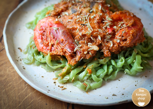 Tallarines de espinacas Konjac con merluza en salsa – 340kcal