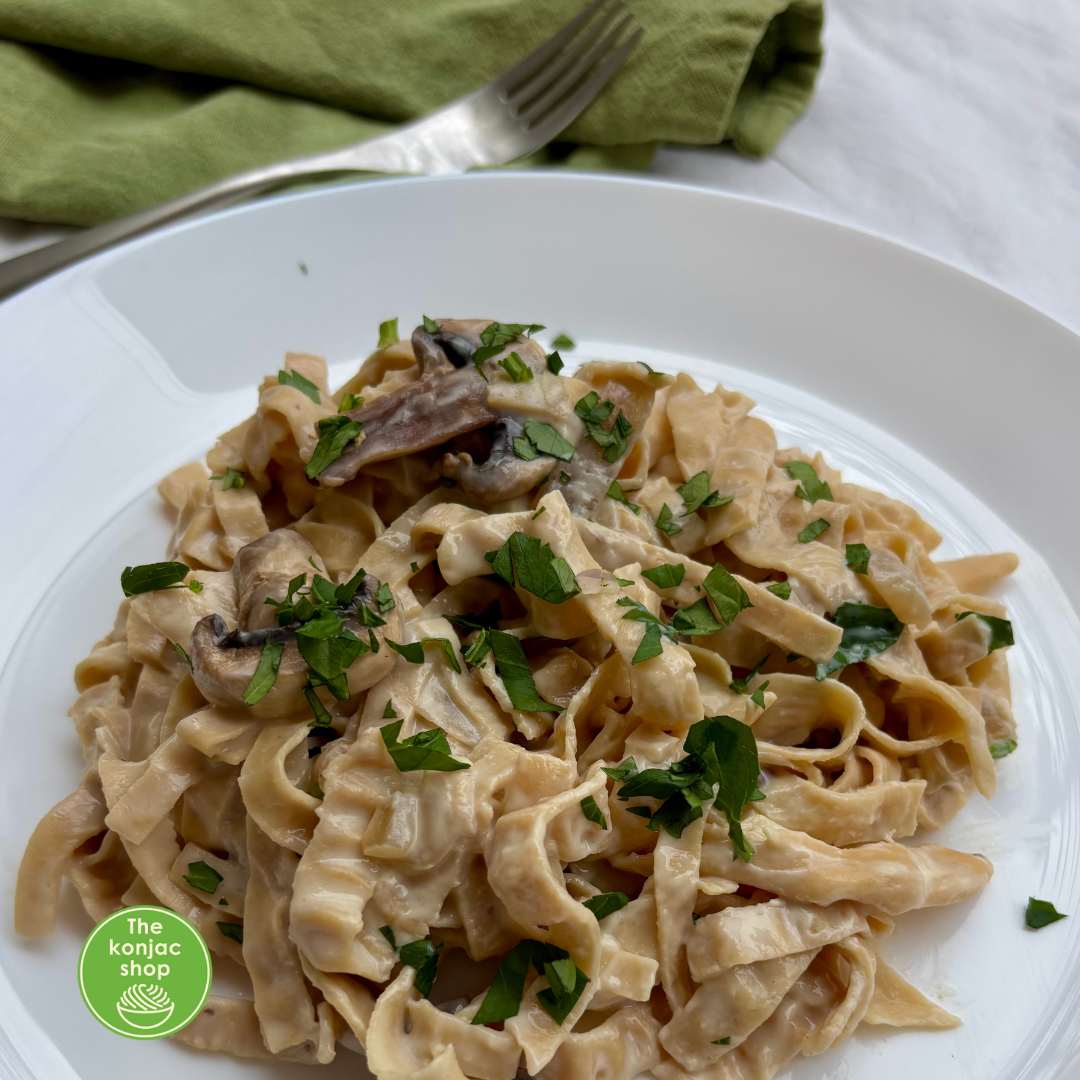 Tallarines de judía amarilla con salsa cremosa de champiñones