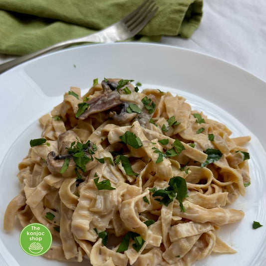 Tallarines de judía amarilla con salsa cremosa de champiñones