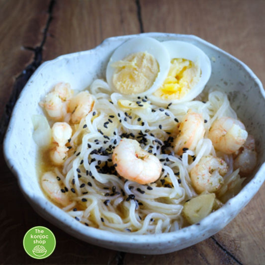 Sopa asiática de gambas con espaguetis konjac