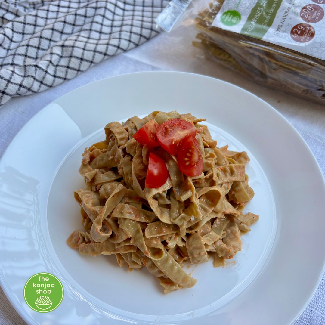 Tallarines de judía verde con salsa cremosa de burrata, tomates asados y ajos