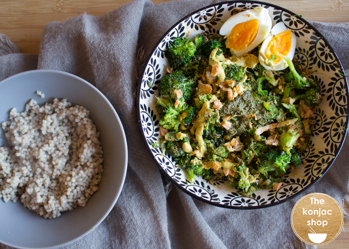 Arroz con brócoli, salmón horneado, huevo y pesto – 400kcal