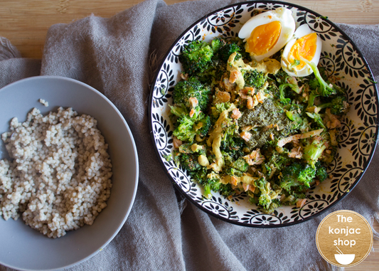 Arroz con brócoli, salmón horneado, huevo y pesto – 400kcal