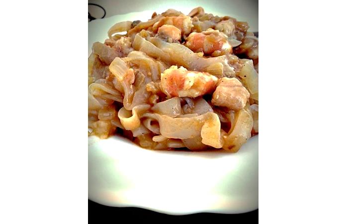 Fetuccine con salmón y langostinos al vino – 400kcal