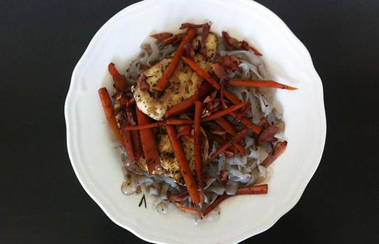 Fetuccine com frango e verduras ao vinho – 420kcal