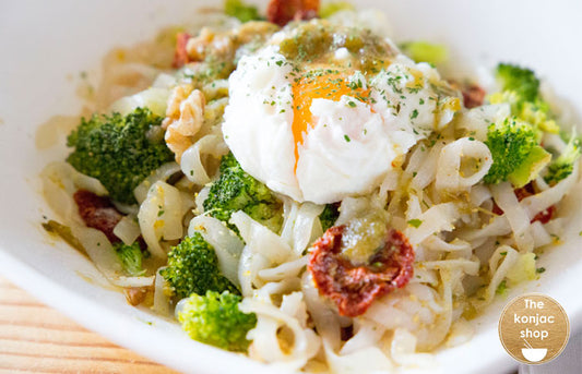 Tallarines konjac con brócoli y huevo escalfado – 340kcal