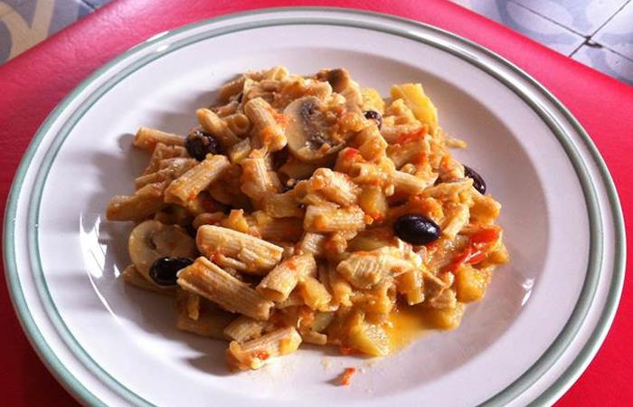 Macarrones con salsa italiana y queso de cabra – 330kcal