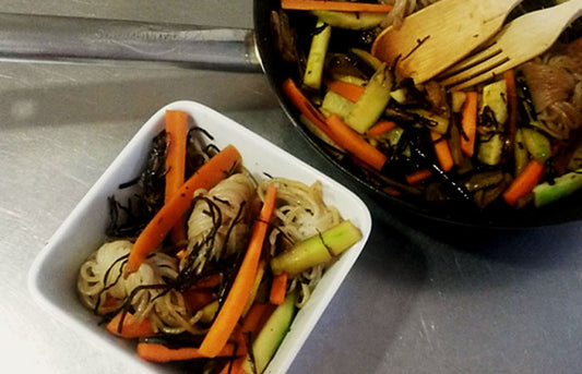 Refogado oriental com nós konjac e alga arame – 190kcal