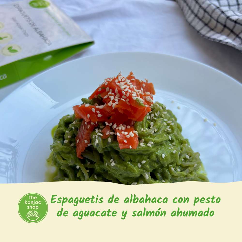 Espaguetis konjac de albahaca con aguacate 