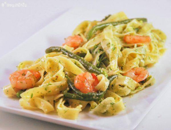 Tallarines judía con gambas y verduras