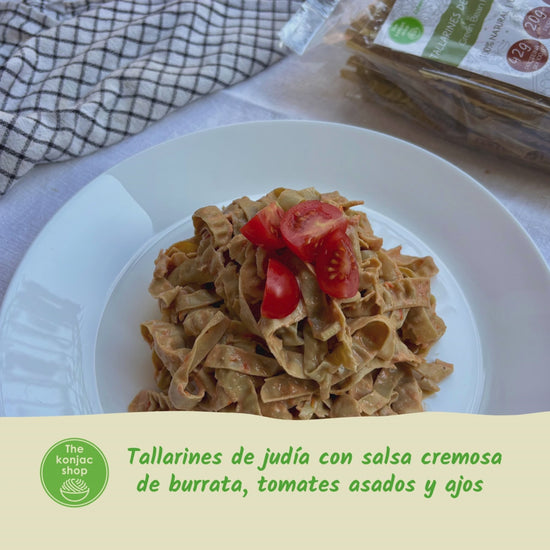 Tallarines de judía con salsa cremosa de burrata, tomates asados y ajos