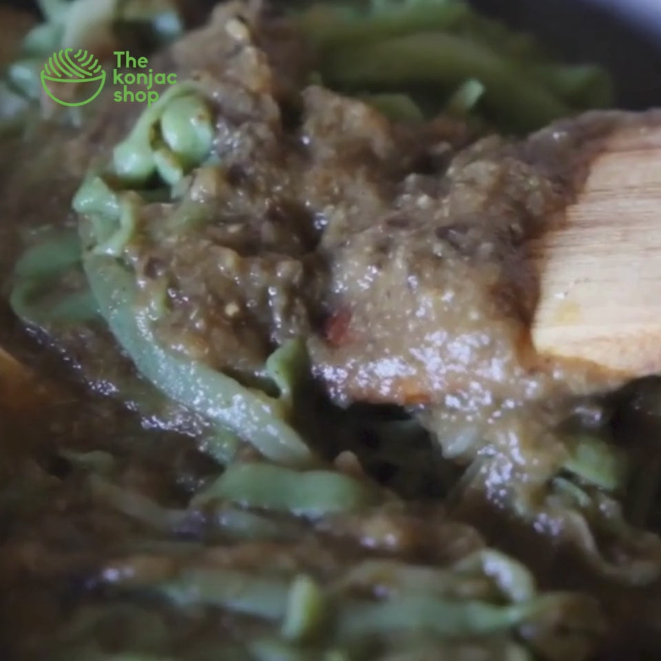 Tallarines de espinacas con salsa de berenjenas