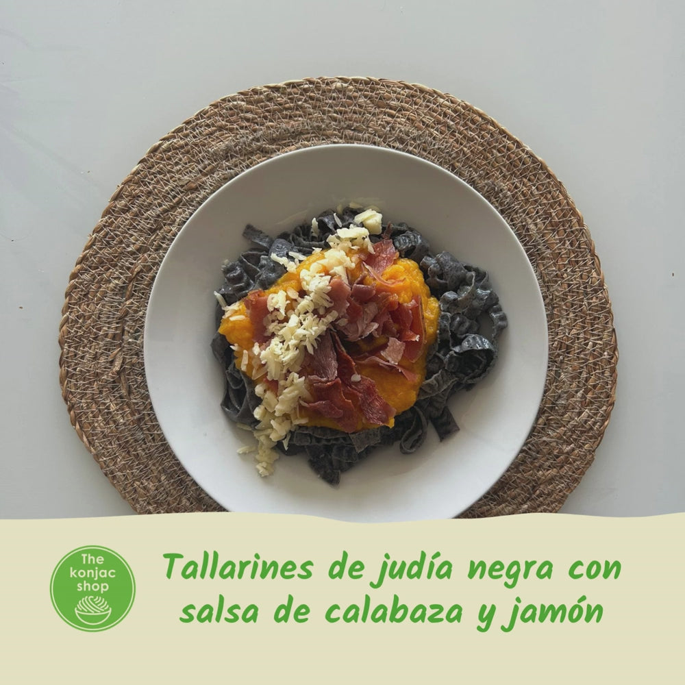 Tallarines de judía negra con salsa de calabaza y jamón