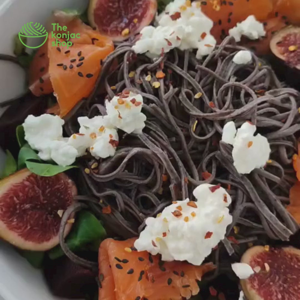 Ensalada de espaguetis de judía negra con trucha