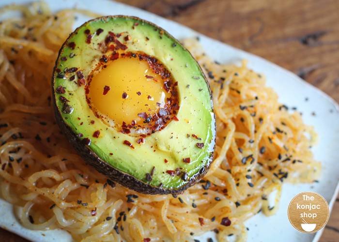 Aguacate relleno con fideos Ras el Hanout – 556kcal